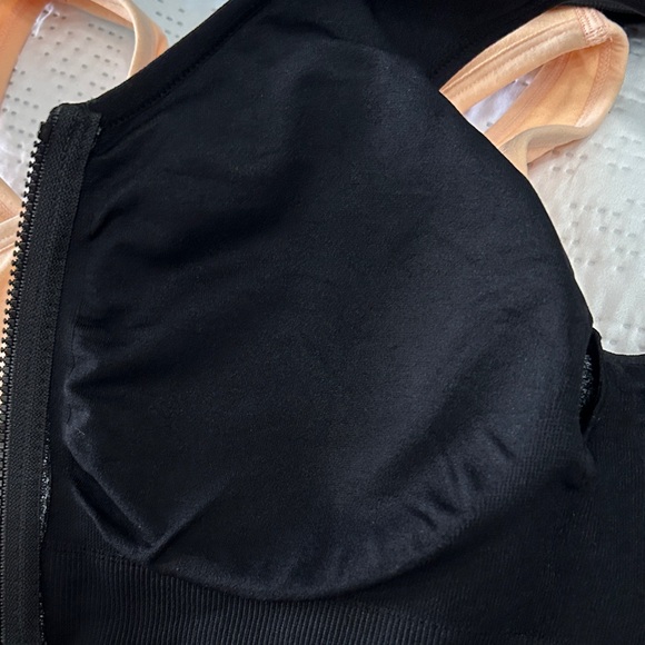 Set of 3 front zip sports bras - Picture 8 of 8